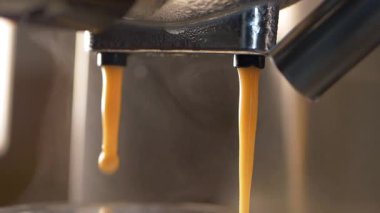 Bir kafede yavaş yavaş demlenen zengin kahveyi izle..