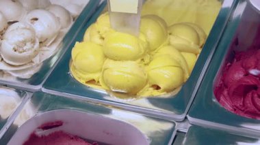 Yerel bir dondurmacıda parlak, renkli tatlar sergilenir..