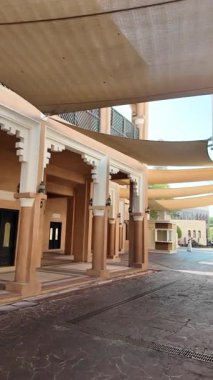 Bir gölgelik altındaki tuhaf bir pazar yerinin güzel mimarisini keşfedin..