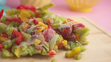 Doğranmış donmuş biber yemeklere canlı renkler ve tatlar ekler..