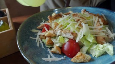 Kızarmış tavuk, taze marul ve domatesli sağlıklı bir salatanın tadını çıkarın..