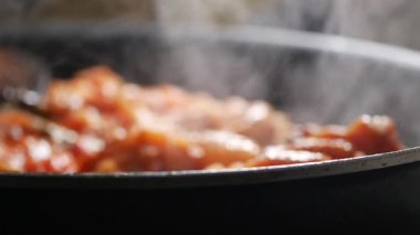 Taze malzemeler tavada kaynayıp lezzetli domates sosu oluşturuyor..