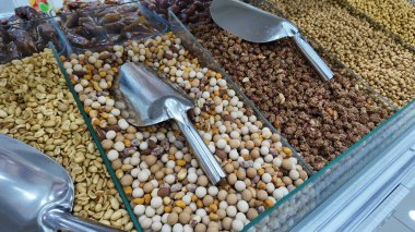 Atıştırmalıklar seçim için kepçeli kaplarda güzelce düzenlenir..