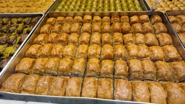 Baklava çeşitli stillerde bir fırında tepsilerde sergilenir..