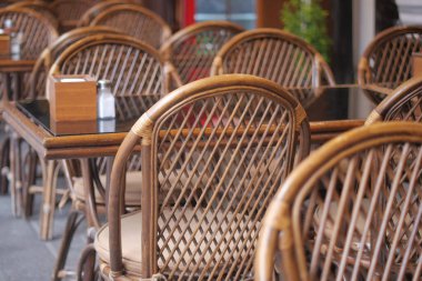 Hasır sandalyeler ve masalar lokantalar için sıcak bir ortam yaratır..