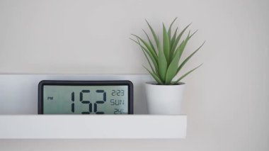 Bir saat, yakınlardaki küçük bir fabrikada zamanı ve sıcaklığı gösterir..