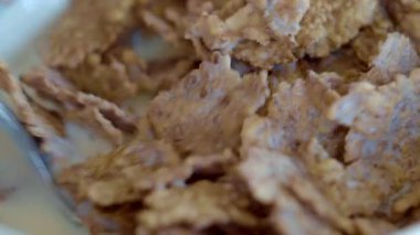 Süte batırılmış tahıl gevreğinin tadını çıkar..