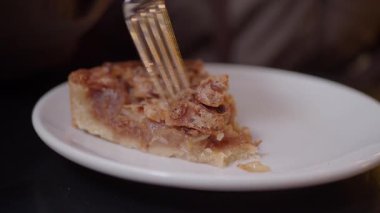 Altın kabuklu ev yapımı elmalı turtanın tadını çıkar..