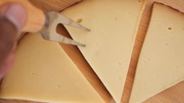 Taze peynir dilimlerini çatalla keserek ve tadını çıkararak. Atıştırmalıklar için mükemmel..