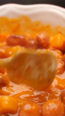 Sıcak fasulye güveci taze malzemeler ve baharatlarla hazırlanır..