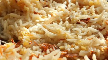 Şefler baharatlı ve pirinçli mis kokulu biryani hazırlarken izleyin..