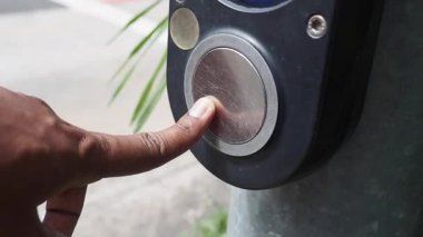 Karşıya geçmek için bekleyen biri yaya geçidine basıyor..