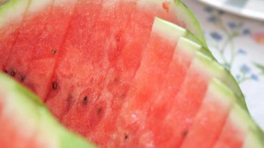 Neşeli bir açık hava toplantısında sulu karpuz dilimleri servis edilir..