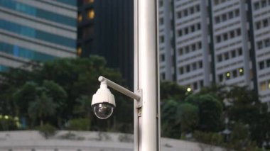 Şehir binalarının etrafındaki kutup hareketlerini gösteren bir kamera yerleştirildi..