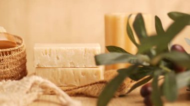 Güneşli bir günde organik sabunun doğal malzemelerle nasıl yapıldığını izleyin..