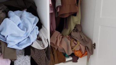 Bu, düzenlenmesi ve düzgün sıralanması gereken dağınık bir dolabı gösteriyor..