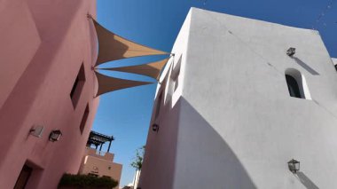 Katar Doha 12 Şubat 2025, mina bölgesindeki çöl kasabasında renkli mimari. 