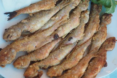 Lezzetli kızarmış balıklar bir tabakta güzelce hazırlandı, yemeye hazır..