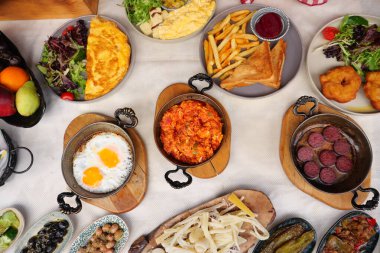 Sıcak bir ortama yayılmış lezzetli Türk kahvaltısı..