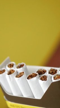 Kullanılmaya hazır sigara dolu bir kutunun yakın çekimi.