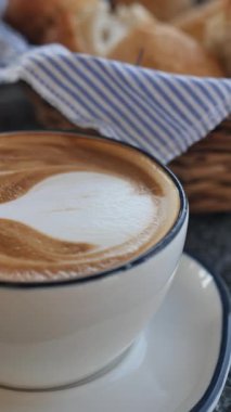 Büyüleyici bir kafe ortamında dinlenirken lezzetli bir kahve yudumlayın..