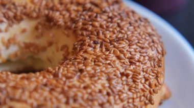 Yerel bir pastanenin susamlı simidinin yakın çekiminin keyfini çıkarın..