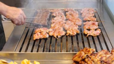 Güneşli bir markette açık hava ızgarasında taze et ve şiş pişir..
