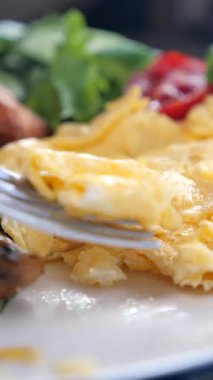 Taze sebze ve domatesli peynirli yumurtaların tadını çıkarın..