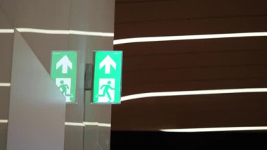 Parlak yeşil çıkış işaretleri insanların acil durumlarda güvenli bir çıkış yolu bulmalarına yardımcı olur..