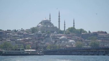 İstanbul 'un tarihi camileri ve canlı kıyı şeridiyle güzel manzarası.
