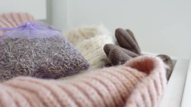 Yumuşak dokular ve rahatlatıcı lavanta sıcak bir atmosfer yaratır..