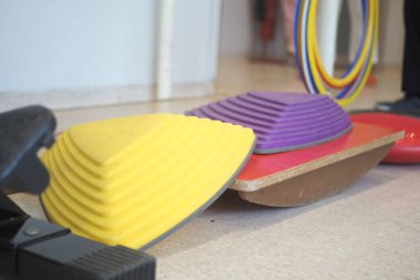 Egzersizler için spor salonuna renkli denge araçları kurulur..