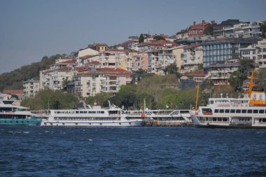 İstanbul 'un yoğun rıhtımında çok sayıda tekne demirlemiş durumda..