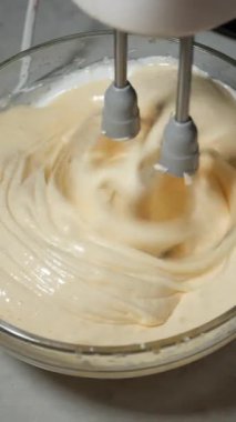 Pasta pişirmek için pürüzsüz bir hamurun karışımı..