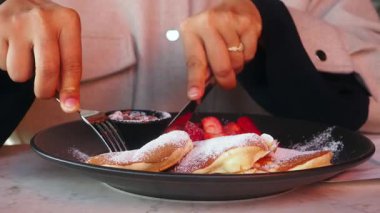 Pudra şekeri ve böğürtlenli bir tabak gözlemenin tadını çıkarıyorum..