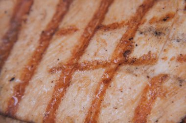 Lezzetli ızgara balık filetosu, taze güveç izleri ve bol aromalı..