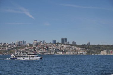 Hindi İstanbul 10 Mayıs 2025. Güneşli bir günde İstanbul 'da boğaz denizini geçen feribot.