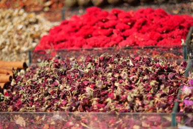 Sonbahar güneşinde açık hava pazarında satılık canlı kuru çiçekler..
