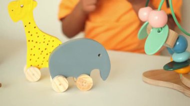 Çocuklar yaratıcı bir alanda renkli tahta oyuncaklarla oynarlar..