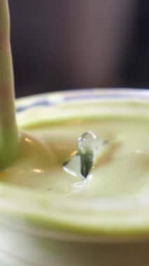 Zengin renkler ve kremsi dokularla eşleştirme sanatını tecrübe edin..