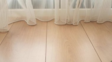 Halı ve perdeli ahşap zemin,