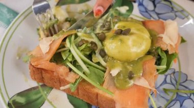 Tütsülenmiş somon, yeşillik ve haşlanmış yumurta içeren lezzetli bir brunch 'ın tadını çıkarın..