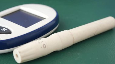 Diyabet bakımı için glukoz ölçer kullanma konusunda adım adım rehber.