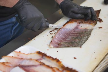 Bir şef balık filetosunu ustalıkla dilimler..