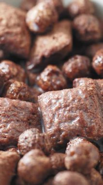 Lezzetli çikolata gevreği sıcak bir mutfakta bir kasede servis edilir..