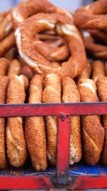 Bir sokak satıcısından taze pişmiş Türk gümüşü..