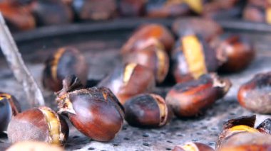 Kestaneler sonbahar atmosferinde açık ateşte kızartılıyor..