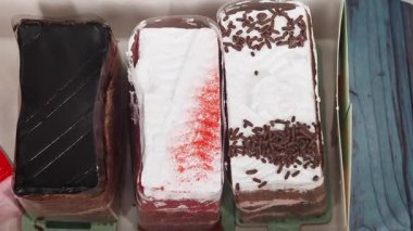 Üç cazip katmanlı tatlı bir pastanede sergileniyor.