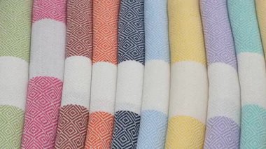 Parlak renkli havlular bir markette satılığa çıkarılır..