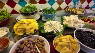 Peynir, zeytin ve taze sebzelerden oluşan canlı bir büfe..